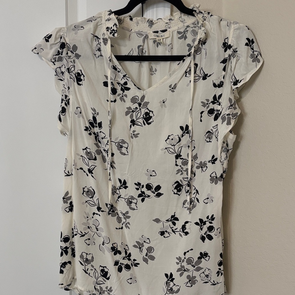Chic Floral Women's Blouse - Black and Cream